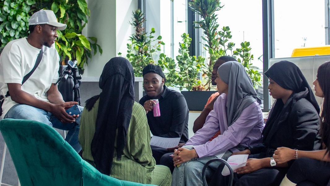 Les élèves discutent ensemble de façon détendue.