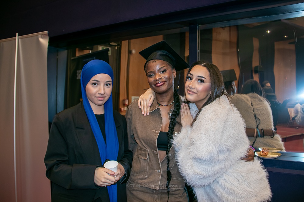 3 filles heureuses à la remise des diplômes ©Zineb-Yohanna Benaissa