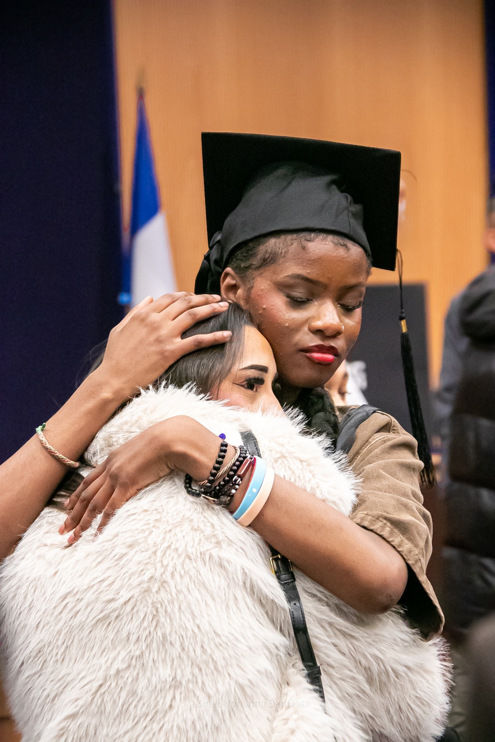 Deux élèves diplômées s'enlacent ©Zineb-Yohanna Benaissa