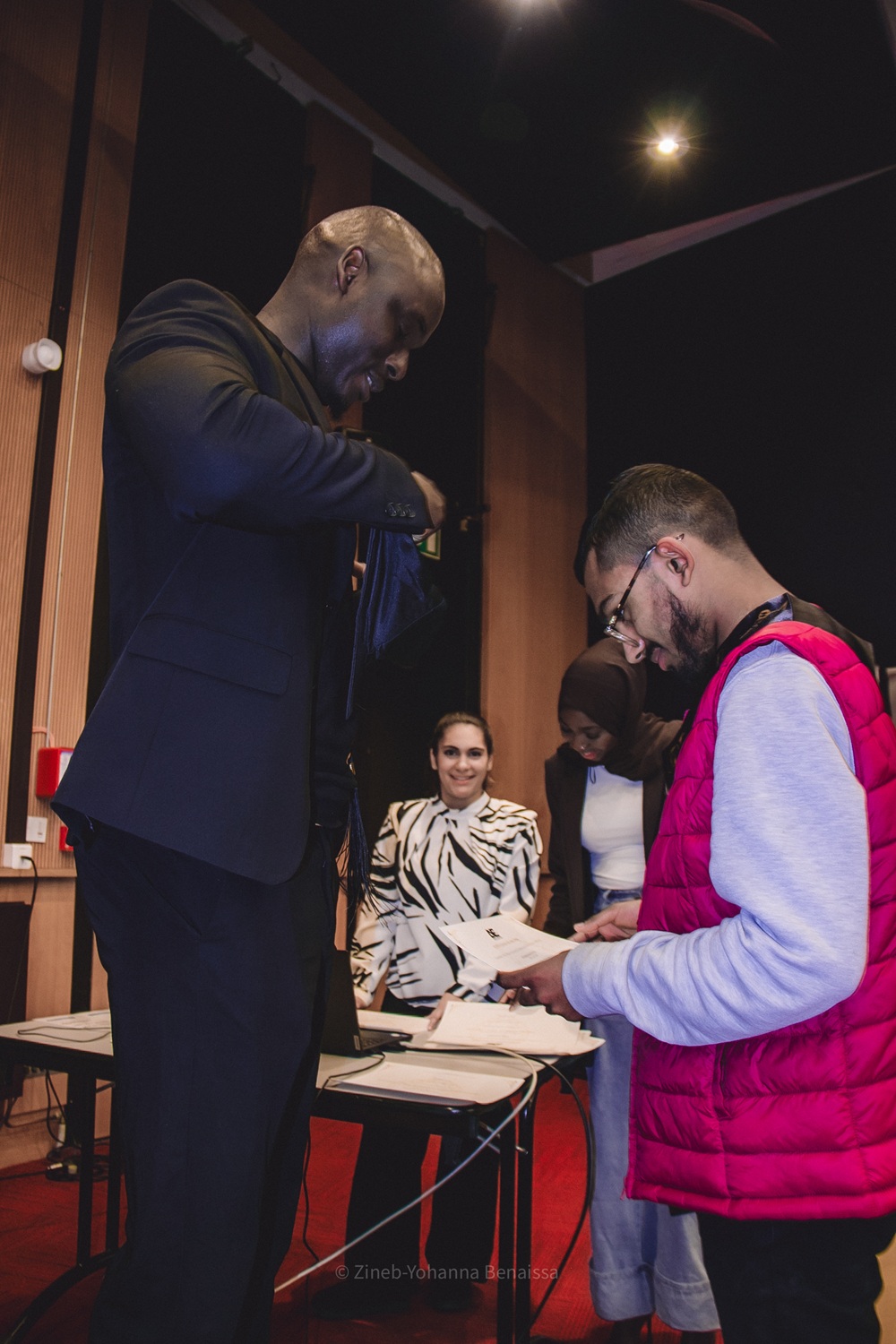 Un élève reçoit son attestation de diplôme ©Zineb-Yohanna Benaissa