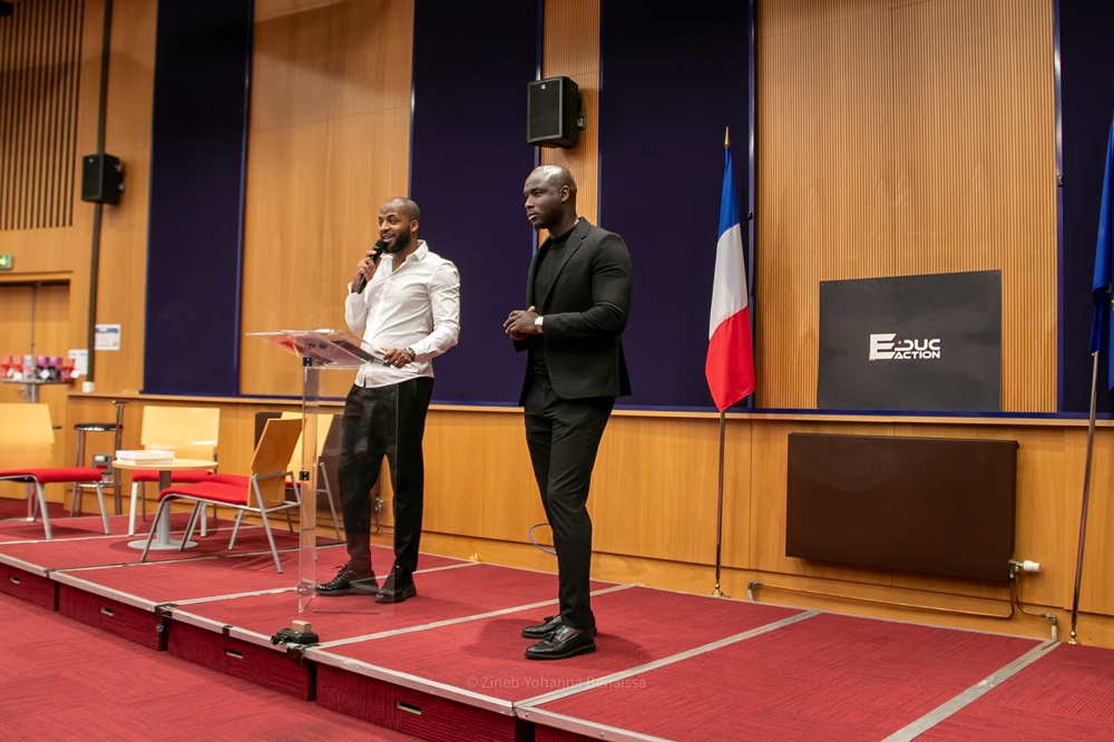 Les deux fondateurs d'EDUC'ACTION sur la scène ©Zineb-Yohanna Benaissa