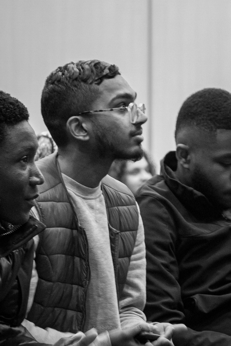 Photo d'un diplômé en noir et blanc ©Zineb-Yohanna Benaissa