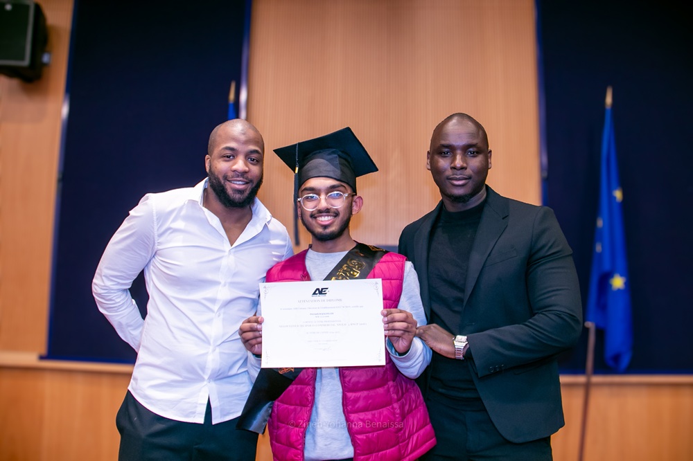 Photo d'un élève diplômé avec les deux fondateurs ©Zineb-Yohanna Benaissa