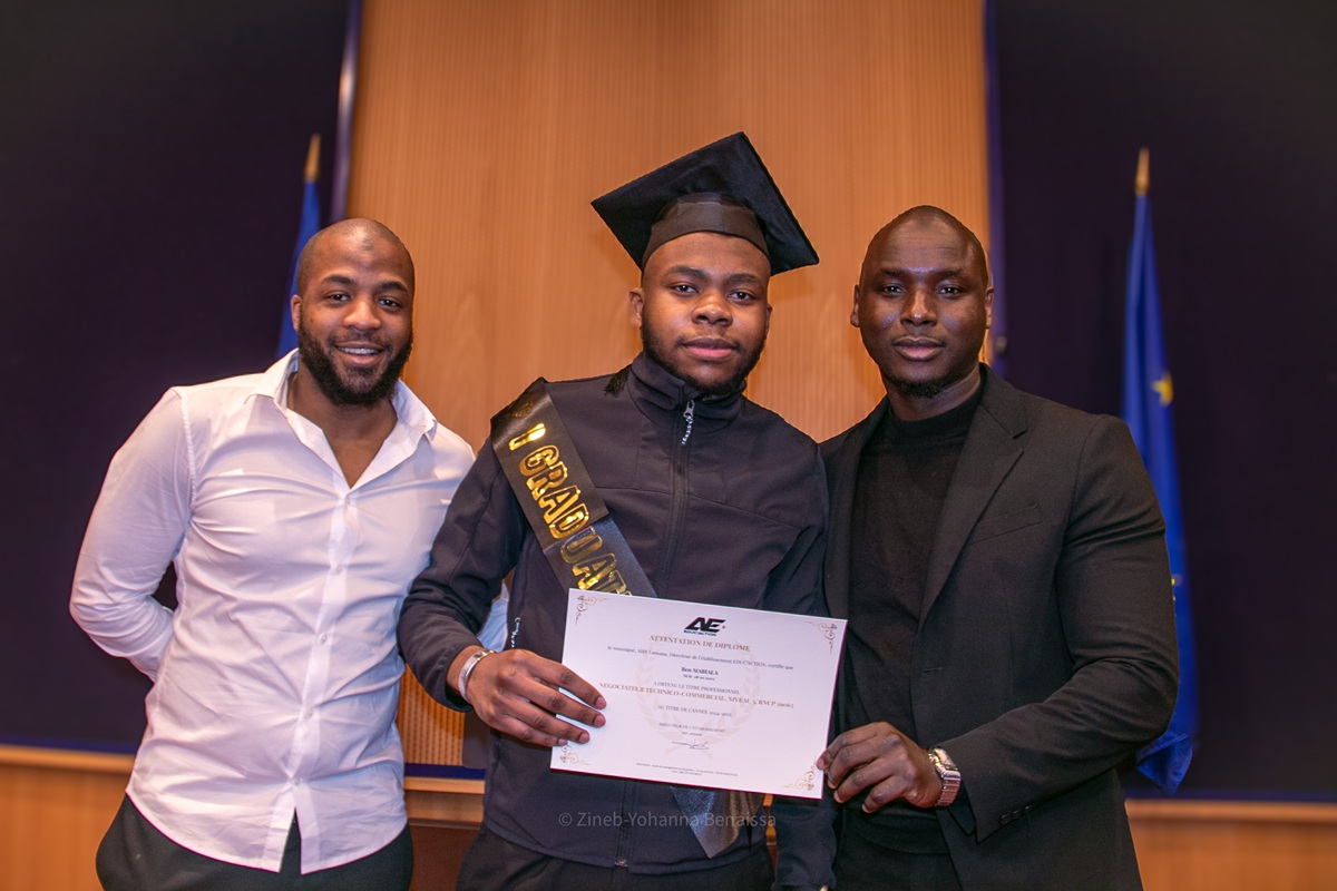 Photo d'un élève diplômé avec les fondateurs ©Zineb-Yohanna Benaissa