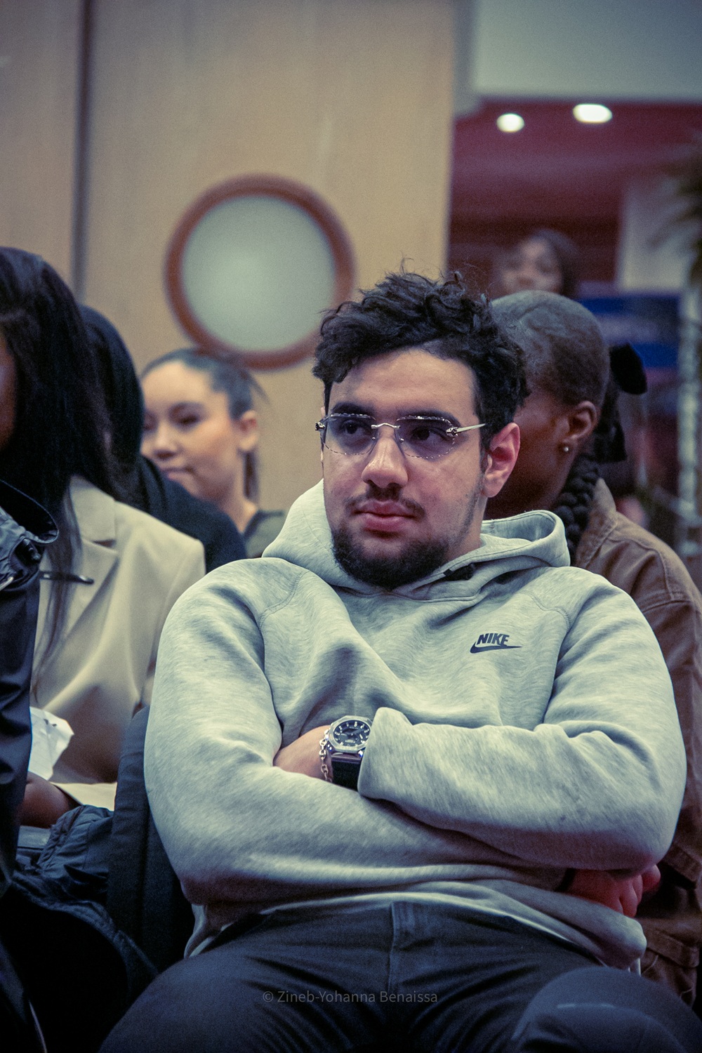 Un diplômé à lunettes regarde la scène ©Zineb-Yohanna Benaissa