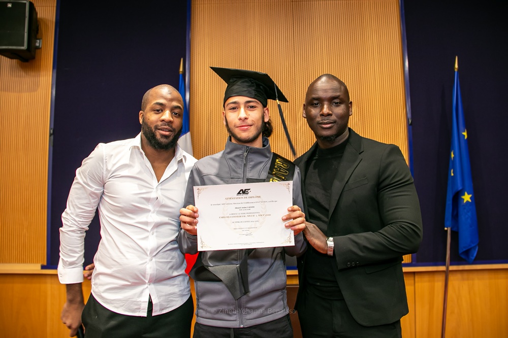 Un élève avec son attestation ©Zineb-Yohanna Benaissa