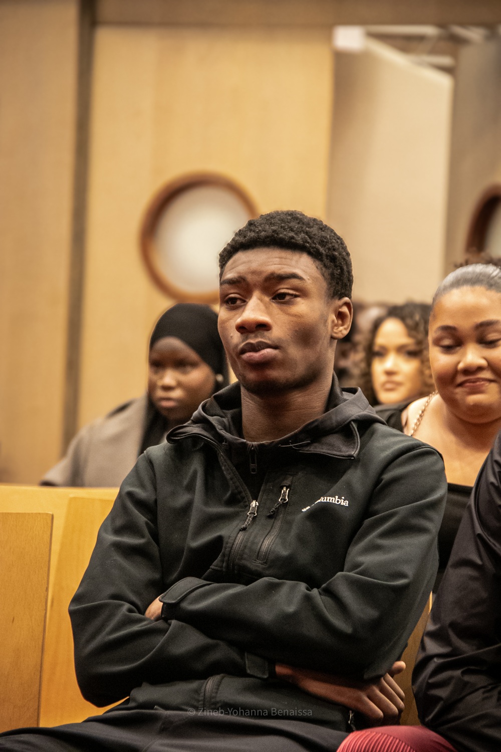 Un élève diplômé regarde la scène ©Zineb-Yohanna Benaissa