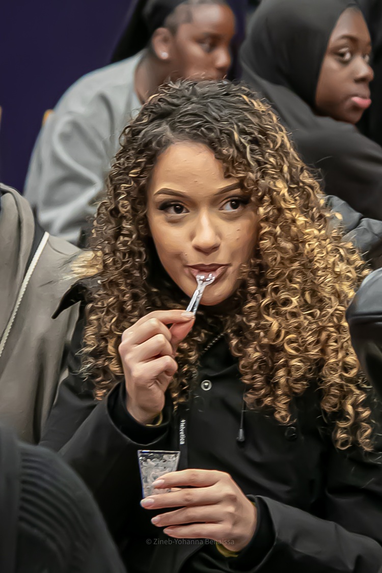 Une diplômée tout sourire ©Zineb-Yohanna Benaissa