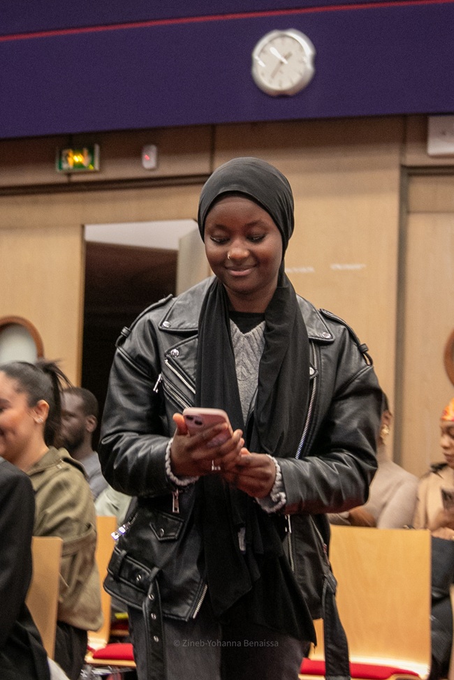 Une diplômées se levent ©Zineb-Yohanna Benaissa