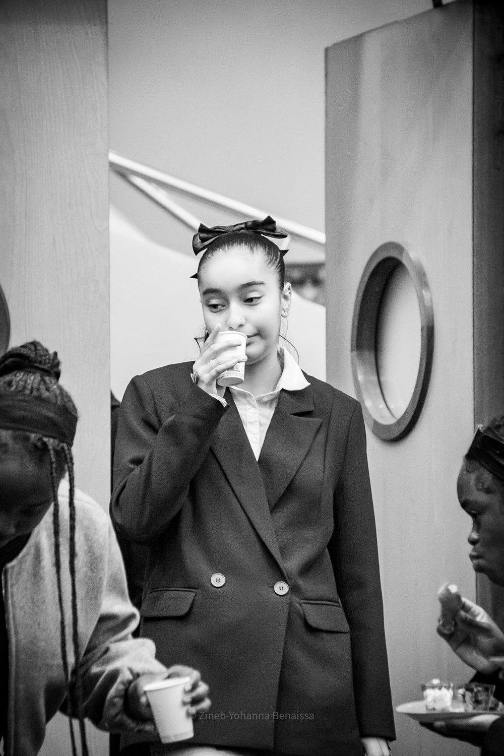 Une élève avec son verre ©Zineb-Yohanna Benaissa