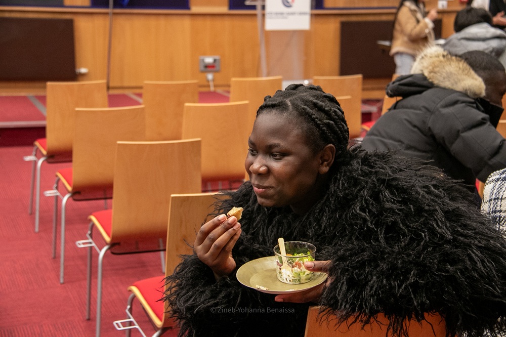 Une élève tient son assiette ©Zineb-Yohanna Benaissa