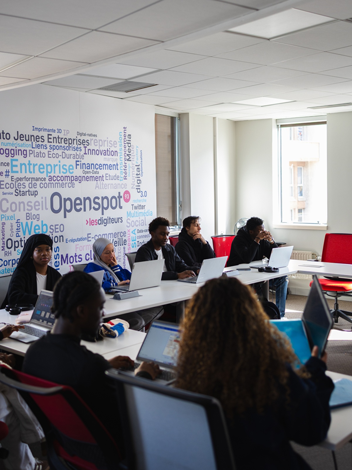 Les étudiants en salle sur les ordinateurs - EDUC'ACTION