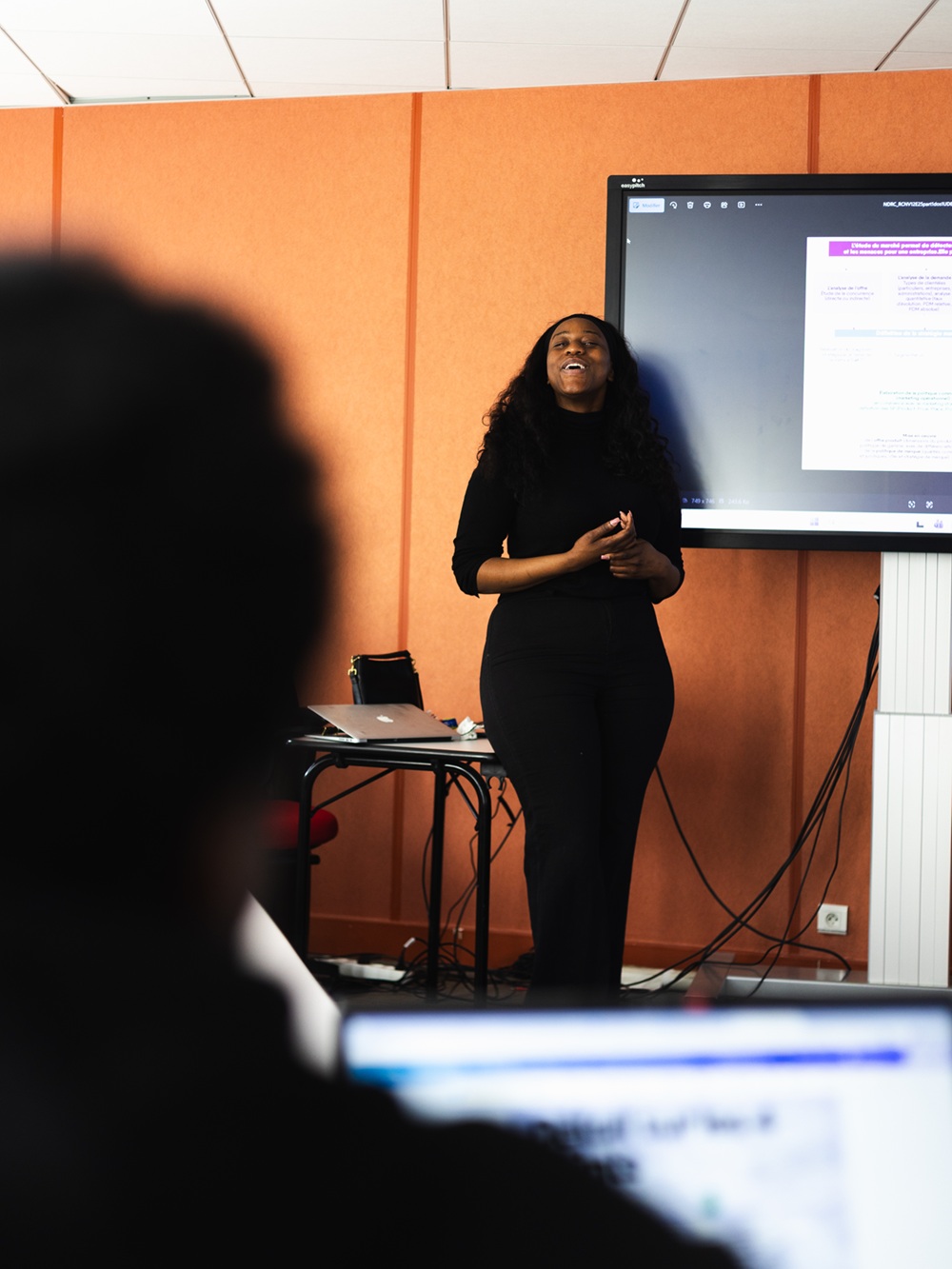 Un élève diplômé regarde la scène ©Zineb-Yohanna Benaissa